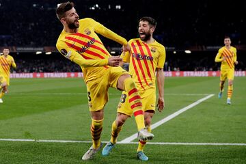 1-3. Gerard Piqué celebra el tercer gol junto con Jordi Alba.