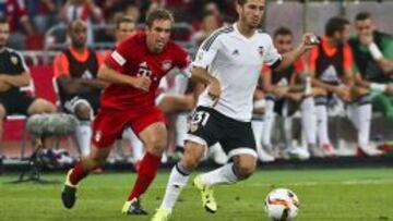 Gay&aacute; se lleva el bal&oacute;n ante Lahm.