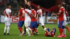 Pitana expulsa a Cueva. Este momento fue gravitante en el desarrollo del partido.