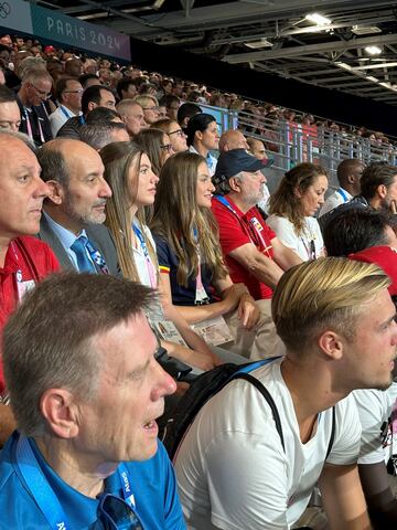 La Princesa Leonor y la Infanta Sofía viendo el partido de balonmano entre la selección española y la sueca de la ronda preliminar de los Juegos Olímpicos. 