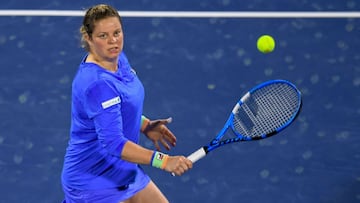 La tenista belga Kim Clijsters devuelve una bola durante su partido ante Garbi&ntilde;e Muguruza durante el Dubai Duty Free Tennis Championship de 2020.