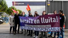 GRAFCAT4593. BARCELONA (ESPAÑA), 30/12/2022.- Los trabajadores de Barça TV, la televisión del FC Barcelona, harán huelga durante el derbi barcelonés de este sábado en el Spotify Camp Nou ante el Espanyol para quejarse de lo que consideran unos "sueldos precarios" después de que TBSC Barcelona Producciones, la filial de Telefónica que produce el canal, no haya accedido a sus peticiones.En la imagen un grupo de trabajadores de Barça TV concentrado este viernes en los accesos de la Ciutat Esportiva Joan Gamper donde se entrena el equipo barcelonista.EFE/Alejandro Garcia
