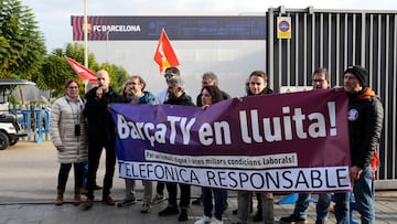 GRAFCAT4593. BARCELONA (ESPAÑA), 30/12/2022.- Los trabajadores de Barça TV, la televisión del FC Barcelona, harán huelga durante el derbi barcelonés de este sábado en el Spotify Camp Nou ante el Espanyol para quejarse de lo que consideran unos "sueldos precarios" después de que TBSC Barcelona Producciones, la filial de Telefónica que produce el canal, no haya accedido a sus peticiones.En la imagen un grupo de trabajadores de Barça TV concentrado este viernes en los accesos de la Ciutat Esportiva Joan Gamper donde se entrena el equipo barcelonista.EFE/Alejandro Garcia
