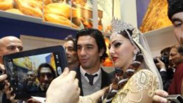 Arda se fotograf&iacute;a en el &#039;stand&#039; de Azerbaiy&aacute;n junto a una chica que lleva el traje t&iacute;pico de aquel pa&iacute;s. El turco fue el m&aacute;s aclamado en el espacio azer&iacute;.