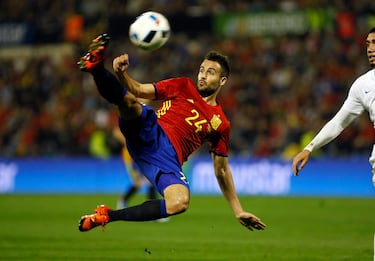 Mario Gaspar: “Sarabia, Marcelino y Emery son enfermos del fútbol”