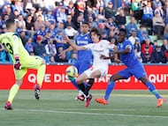 David Soria intenta detener un balón.