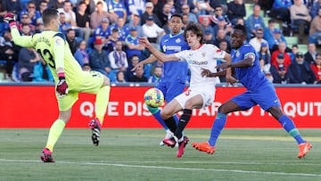 David Soria intenta detener un balón.