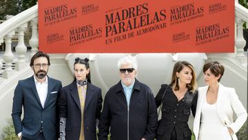 Israel Elejalde, Milena Smit, Pedro Almod&oacute;var, Penelope Cruz y Aitana S&aacute;nchez-Gij&oacute;n durante el photocall del nuevo film de Almod&oacute;var, &#039;Madres paralelas&#039;