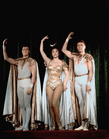 Los actores estadounidenses Tony curtis y Burt Lancaster posan con Gina Lollobrigida en la película "Trapecio" (1956).