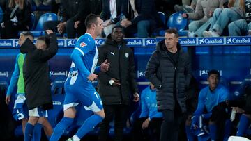 Kike García abandonando el campo el viernes pasado.