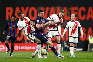 Robert Lewandowski entre los jugadores del Rayo, Florian Lejeune e Iván Balliu.