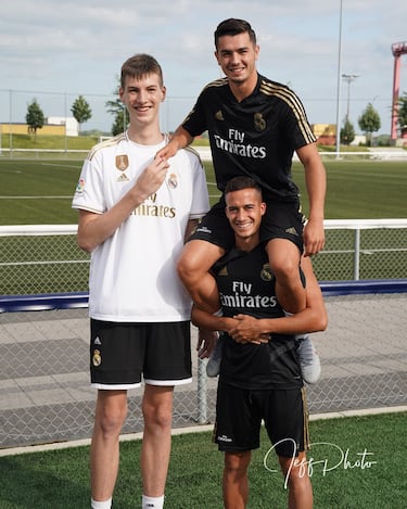 Olivier Rioux junto a Brahim, el cual se sitúa sobre los hombros de Lucas Vázquez.