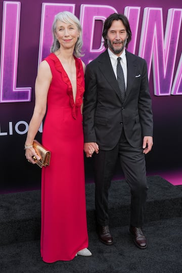 Alexandra Grant y Keanu Reeves posan en la alfombra roja del estreno de la película "Ballerina" en Los Ángeles, California.
