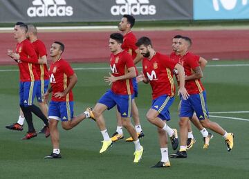 Piqué trains with his Spanish teammates.