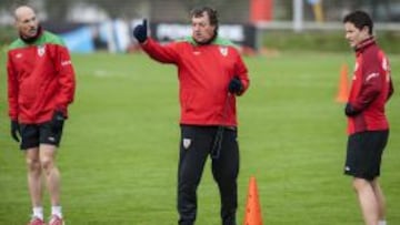 El preparador f&iacute;sico del Athletic Club, el argentino Luis Bonini, da instrucciones los jugadores Toquero y Ander Herrera, durante el entrenamiento del equipo hoy en las instalaciones de Lezama (Vizcaya). 