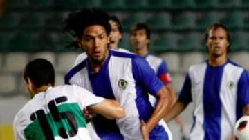 <b>LUCHA EN EL CENTRO. </b>Abel Aguilar y Acciari libraron una de las batallas del derbi.