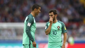 Cristiano Ronaldo y Bernardo Silva hablan durante un partido con la selección portuguesa.