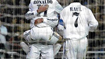 Raúl, Ronaldo y Zidane celebra un gol del Madrid