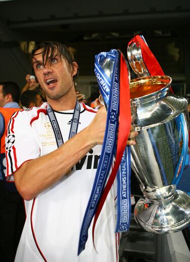 El capitán histórico del Milan cuenta con más de veinte títulos en su palmarés: cinco Copas de Europa, siete ligas italianas, una Copa de Italia, cinco Supercopas de Italia, cuatro Supercopas de Europa, dos Copas Intercontinentales y un Mundial de Clubes. En la foto, Maldini sostiene la Champions League de 2007.