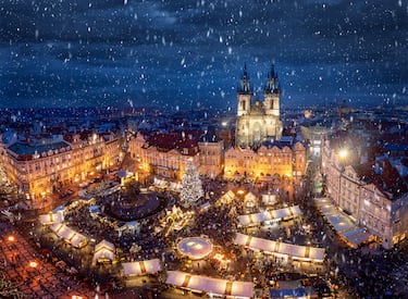 La Navidad en Praga, República Checa, es una experiencia mágica de cuento de hadas, famosa por sus encantadores mercados de Adviento, su arquitectura gótica iluminada y un ambiente festivo y acogedor.