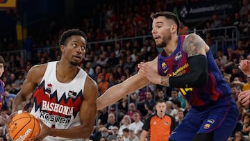 El pívot de Baskonia Mamadi Diakite (i) juega un balón ante Willy Hernangómez, del Barça, durante el partido de la Liga Endesa de baloncesto que FC Barcelona y Saski Baskonia disputan este domingo en el Palau Blaugrana.