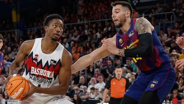 BARCELONA, 16/11/2025.- El pívot de Baskonia Mamadi Diakite (i) juega un balón ante Willy Hernangómez, del Barça, durante el partido de la Liga Endesa de baloncesto que FC Barcelona y Saski Baskonia disputan este domingo en el Palau Blaugrana. EFE/Toni Albir