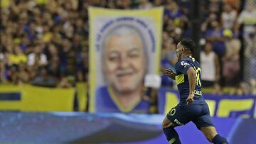 Boca Juniors' forward Carlos Tevez enters the field in replace of teammate Mauro Zarate during the Argentina First Division Superliga football match against Lanus at La Bombonera stadium in Buenos Aires, on February 17, 2019. (Photo by ALEJANDRO PAGNI / AFP)