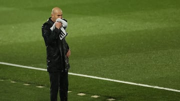 GRAF1844. MADRID, 10/04/2021.- El entrenador del Real Madrid, el francés Zinedine Zidane, durante el partido ante el Barcelona, de LaLiga, que se disputa este sábado en el estadio Alfredo di Stéfano. EFE/Juanjo Martín