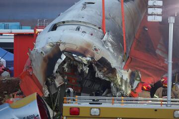 Se están realizando esfuerzos para levantar los restos de un avión que se encuentra en tierra después de que se salió de la pista y se estrelló en el Aeropuerto Internacional de Muan