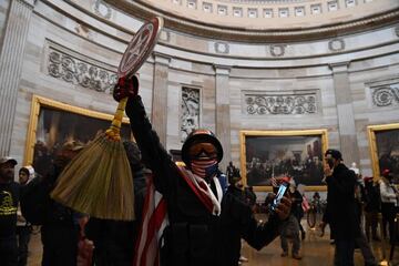 Los manifestantes pro-Trump irrumpieron en el Capitolio tras derribar 4 capas de vallas de seguridad, mostrando su inconformidad con los resultados de las elecciones presidenciales del 2020, mismas en las que el dem¨®crata, Joe Biden, le quit¨® la reelecci¨®n a Donald Trump, resultando el 46? Presidente electo de los Estados Unidos.