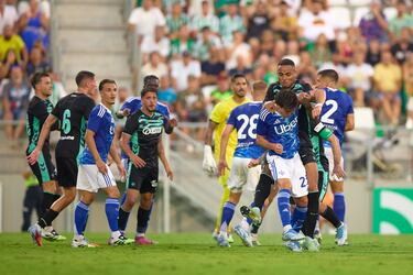 Jugadores del Betis y del Como se enzarzan en una pelea momentos antes del descanso. En la imagen, Natan y Perrone.