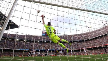 Axel Werner intenta atajar un bal&oacute;n el pasado domingo en el Camp Nou.