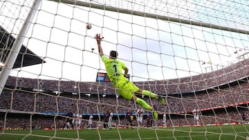 Axel Werner intenta atajar un balón el pasado domingo en el Camp Nou.