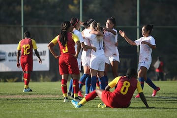 Las 15 fotos que grafican la contundente goleada de Chile