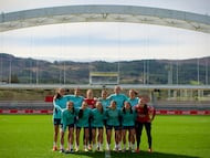 Arriba, Zubieta, Valero, Nanclares, Landaluze, Oguiza y Maddi; y Amezaga, Agote, Sara Ortega, Vilariño, Elexpuru y Santana, en la fila de abajo.