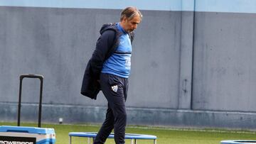 Natxo Gonz&aacute;lez, pensativo durante un entrenamiento.