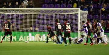 1-0. Gol fantasma. En un córner botado por Jeffren, el balón golpea en Arbilla, rebota en Zé Castro y Gálvez lo despeja, según Mateu Lahoz, dentro de la portería.