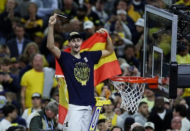Aday Mara corta la red tras derrotar a los UConn Huskies en la final del campeonato nacional de la Final Four del Torneo de Baloncesto Masculino de la NCAA 2026 en el Lucas Oil Stadium.