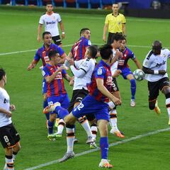 Kondogbia alivia al Eibar y complica Europa al Valencia