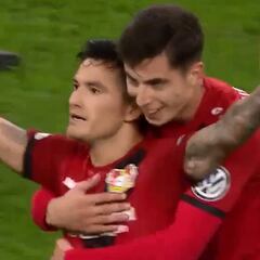 Bayer Leverkusen recordó este golazo de tiro libre de Aránguiz