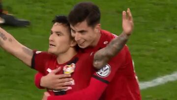 Bayer Leverkusen recordó este golazo de tiro libre de Aránguiz