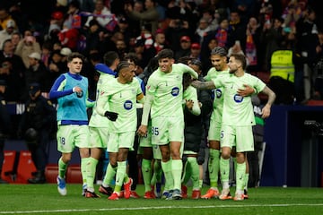 Los jugadores del Barcelona celebran el 2-3 al Atltico, de Lamine desviado por Reinildo. 