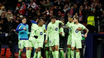MADRID, 16/03/2025.- Los jugadores del FC Barcelona celebran el tercer gol durante el encuentro correspondiente a la jornada 28 de Laliga EA Sports que disputan hoy domingo Atlético de Madrid y FC Barcelona en el estadio Metropolitano, en Madrid. EFE / J.J.Guillen