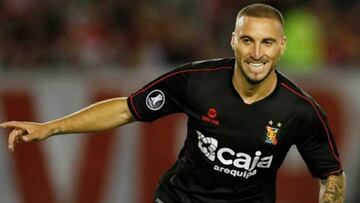 Emanuel Herrera celebra un gol con Melgar.