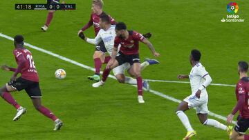 La polémica está servida: así fue el penalti sobre Casemiro que el Valencia tildó de "robo"