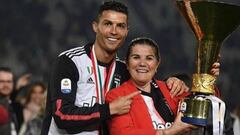 Cristiano Ronaldo con su madre, Dolores Aveiro, celebrando un t&iacute;tulo con la Juventus conseguido en la temporada 2018/2019.