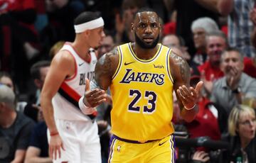 LeBron James debuta con los Lakers con derrota