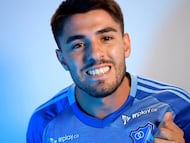 El central uruguayo es anunciado oficialmente como nuevo jugador del equipo embajador. Se incorpora al club como agente libre y firma contrato por un año.