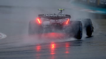 Antonelli, con el Mercedes bajo la lluvia en Miami.