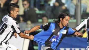 <b>PELEA. </b>El jugador del Atalanta Schelotto es agarrado a la vez por Pinzi y Asamoah, del Udinese.